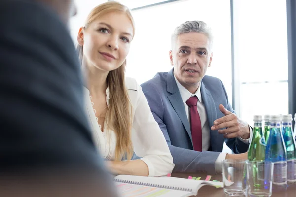 Mogen affärsman med kollegor i office — Stockfoto