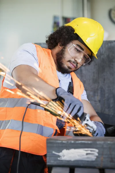 Trabajador manual moliendo metal en la industria — Foto de Stock
