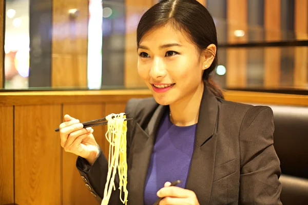 Donna che mangia tagliatelle nel ristorante — Foto Stock