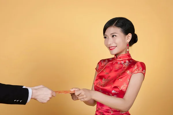 Woman receiving pocket for new year — Stockfoto