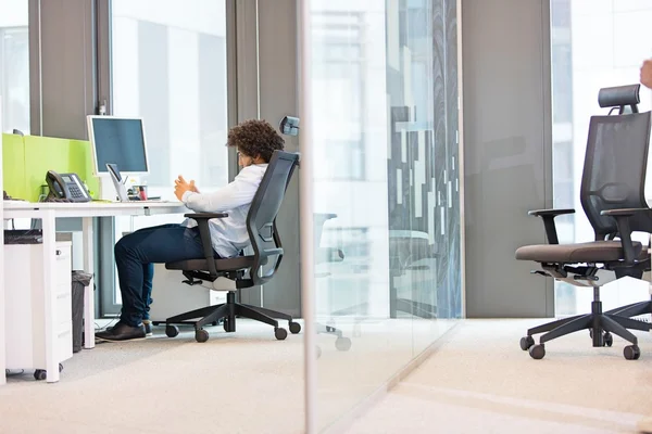Jungunternehmer sitzt im Büro — Stockfoto