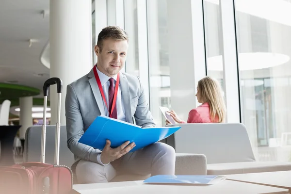 Vertrouwen zakenman bestand bij hal holding — Stockfoto