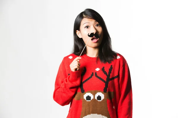 Женщина в рождественском свитере с фальшивыми усами — стоковое фото