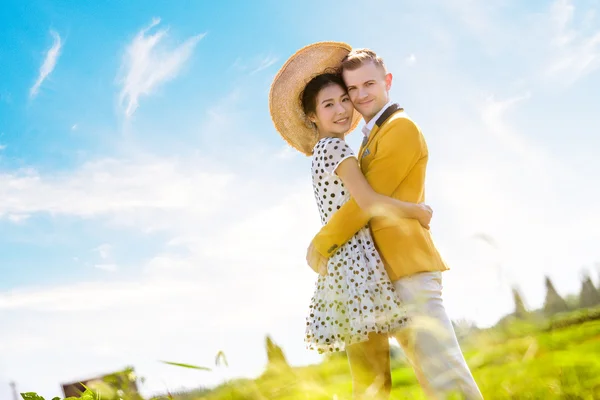 Romantik Çift sahada kucaklayan — Stok fotoğraf