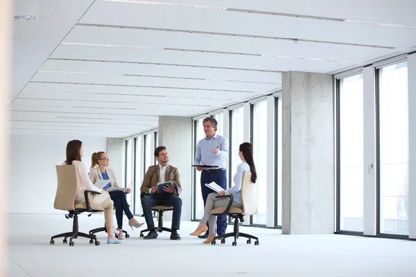 Rijpe zakenman bespreken met collega's in office — Stockfoto