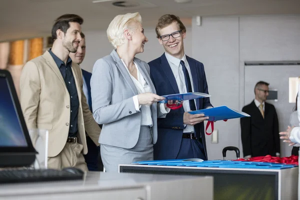 Glad affärsmän i receptionen — Stockfoto