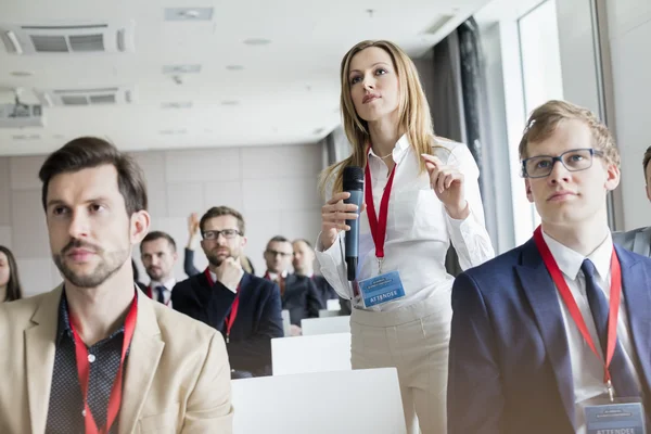 Fiduciosa donna d'affari con microfono durante il seminario — Foto Stock