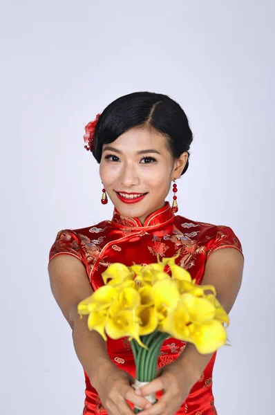 Pretty woman holding yellow daffodils — Stockfoto