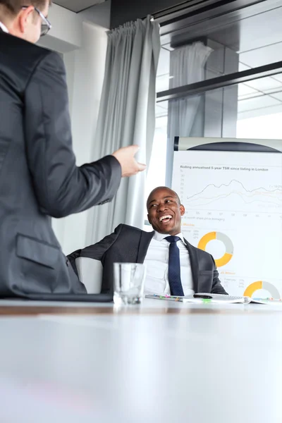 Hombre de negocios alegre hablando con su colega — Foto de Stock