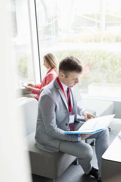 Business people preparing for seminar in lobby — Stock Photo, Image