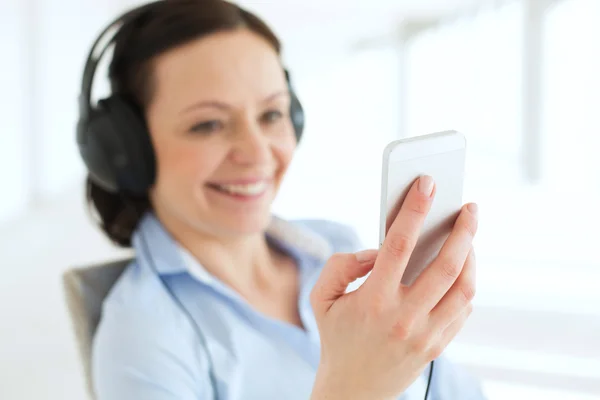 Mujer de negocios en auriculares en la nueva oficina —  Fotos de Stock