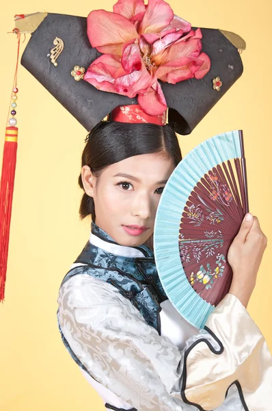 Çinli kadın giyiyor geleneksel kıyafet — Stok fotoğraf
