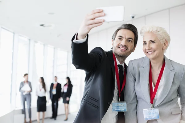 Üzleti ember vesz selfie, a kongresszusi központ — Stock Fotó