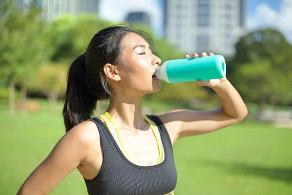 Mulher bebendo água após correr — Fotografia de Stock