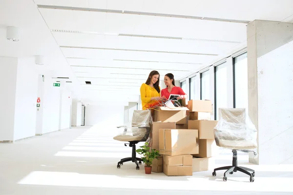 Young businesswomen untangling cords — Stock Photo, Image