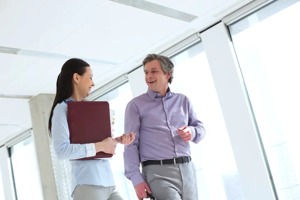 Hombre de negocios sonriente hablando con una colega — Foto de Stock