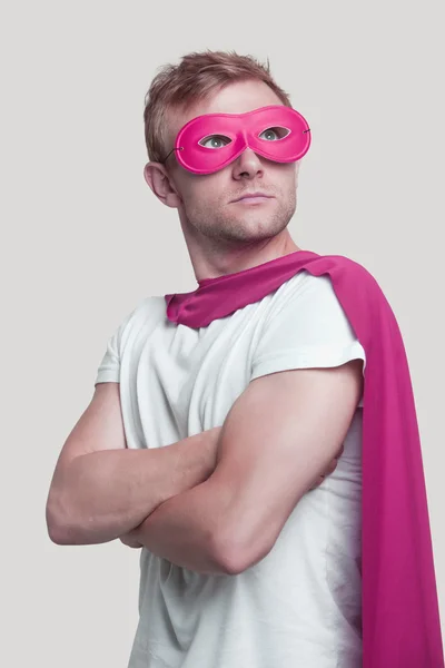 Pembe cape ve maskesi giyen süper kahraman — Stok fotoğraf