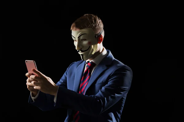 Businessman under mask using smartphone — ストック写真