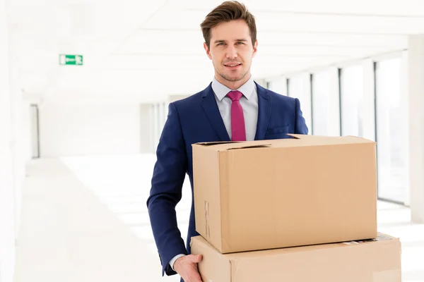 Empresário carregando caixas de papelão — Fotografia de Stock