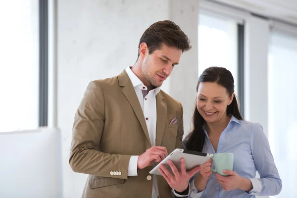 Les hommes d'affaires utilisant une tablette numérique — Photo