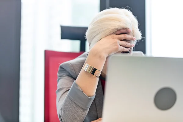 Mujer de negocios cansada en la oficina — Foto de Stock