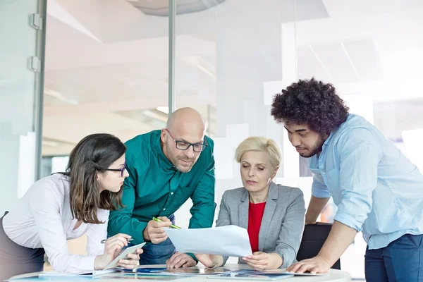 Gente de negocios discutiendo sobre documento —  Fotos de Stock