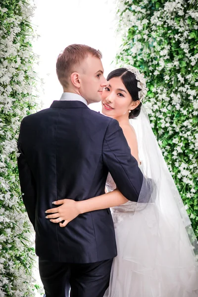 Smiling bride standing with bridegroom — ストック写真