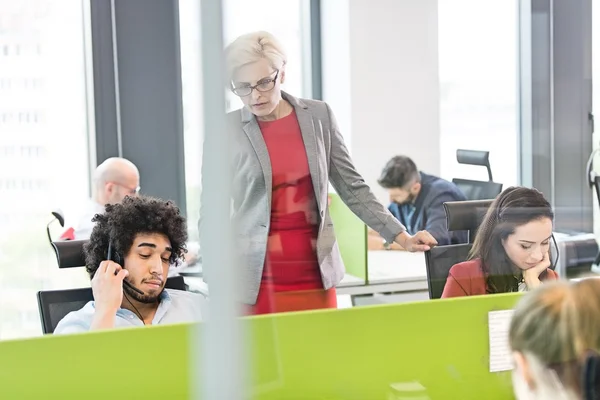 Gestionnaire avec des opérateurs travaillant dans le bureau — Photo