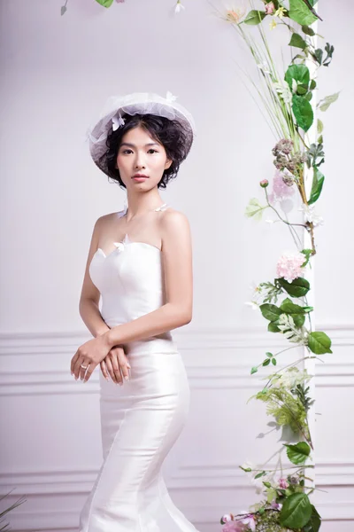 Elegante bella sposa — Foto Stock