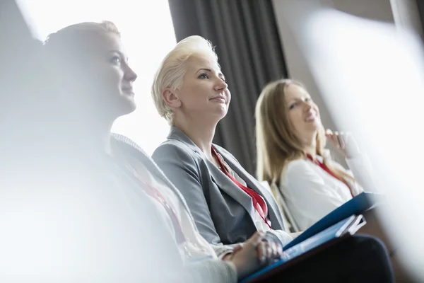 Lachende zakenvrouwen seminar bijwonen — Stockfoto