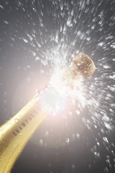 Champagne cork popping with splashing alcohol — Stock Photo, Image