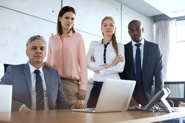 Vertrouwen, multi-etnische zakenmensen — Stockfoto