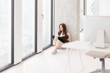 iş kadını ile dosya office pencereden arıyorsunuz