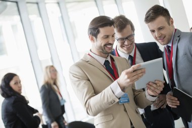 İşadamları dijital tablet kullanma 