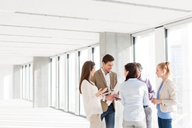 iş adamları boş ofiste tartışıyor 