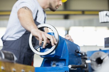 makine metal sanayi işçisi