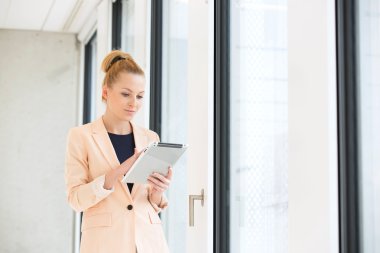 Dijital tablet kullanan iş kadını 