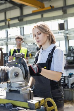 Makine Fabrikası'nda çalışan kadın işçi 