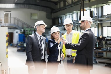 Metal fabrikasında değirmeni kullanarak işçi 