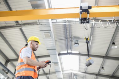 çalışan işçi kaldırma çelik vinç  