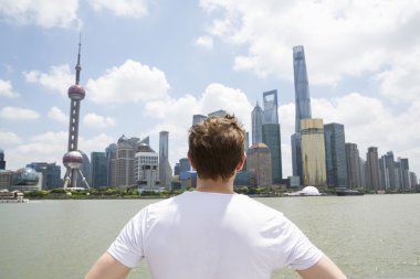 Pudong manzarası bakan adam 