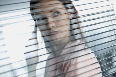 Kendine güvenen kadın cep telefonunda söz