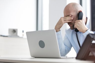 Yorgun işadamı telefon kullanma office 