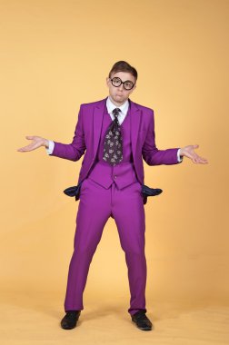Boş cepler gösterilen Nerd kırdı