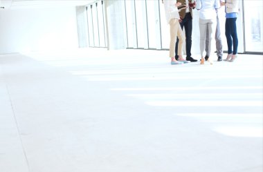 yeni ofisinde ayakta iş adamları 