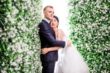 Romantik Düğün çifti kucaklayan 