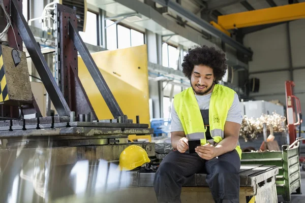 Operaio manuale utilizzando il telefono cellulare — Foto Stock