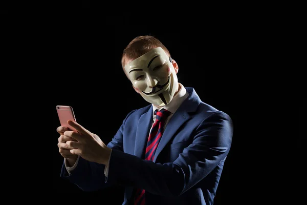 Zakenman onder masker met smartphone — Stockfoto