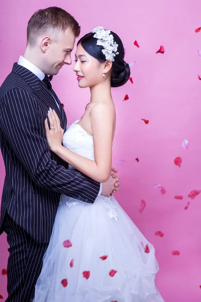 Romantisches Hochzeitspaar umarmt — Stockfoto