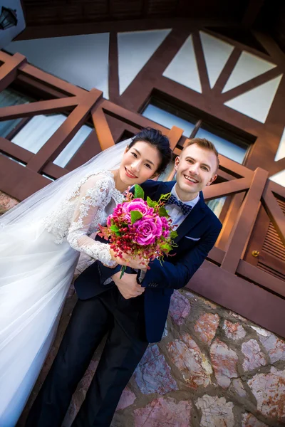 Felice matrimonio coppia tenendo bouquet — Foto Stock